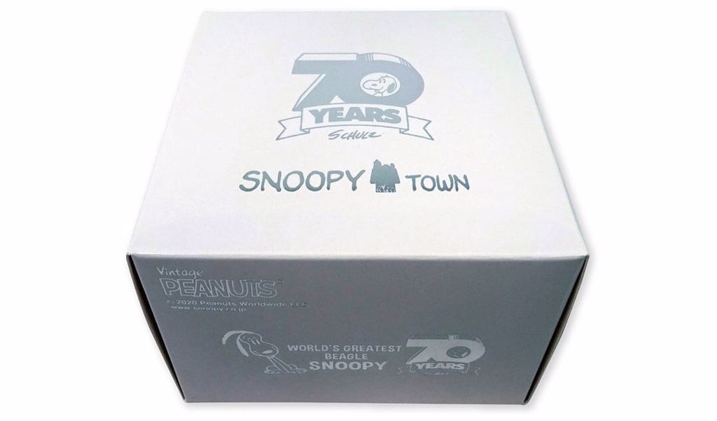 潔淨的白色包裝其上有雙方合作單位標誌（圖 / Snoopy Town Shop）