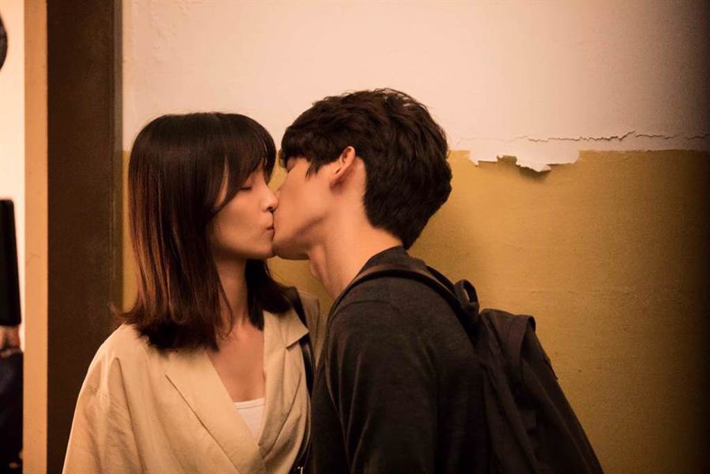 林柏宏及吳子霏在〈嗜愛動物〉MV劇情中有甜蜜吻戲。（相信音樂提供）