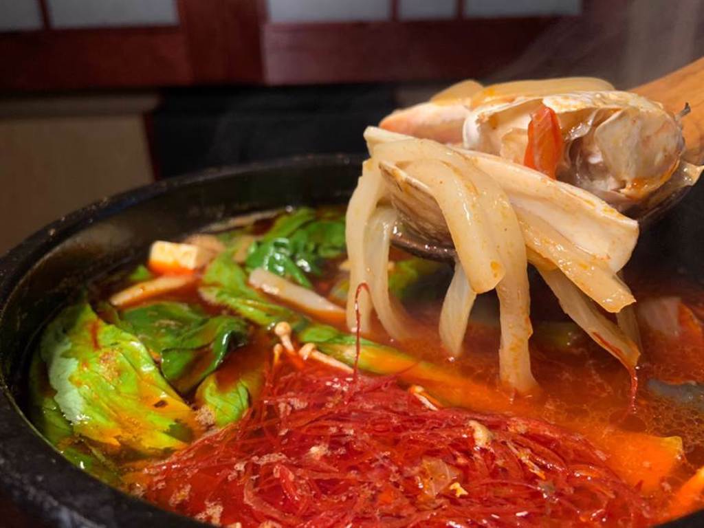 多人聚餐少不了的火鍋，則可以試試看嗜辣控最愛的「辣海鮮豆腐湯」。（圖／楊婕安攝）