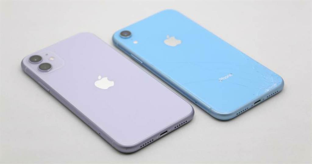 iPhone 11(左）與iPhone XR（右），以及iPhone SE，都有望在iPhone 12系列發表後持續販售。 (黃慧雯攝)