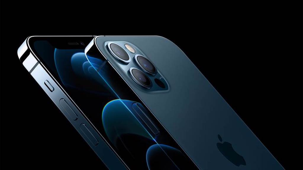 蘋果正式推出iPhone 12 Pro系列。在iPhone 11 Pro當中採用的夜幕綠款式退場，接棒的是全新的太平洋藍色款式。（摘自蘋果官網）
