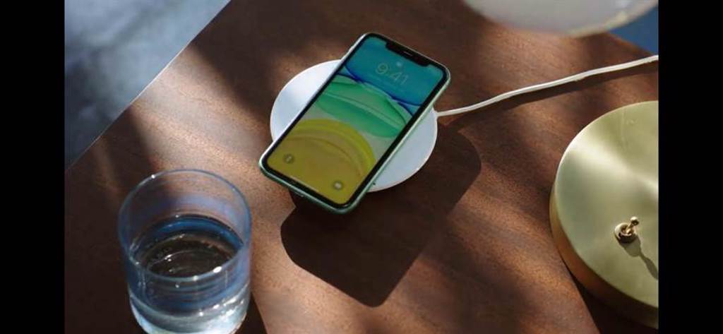 蘋果全新推出的磁吸式MagSafe無線充電新功能。（翻攝直播畫面）