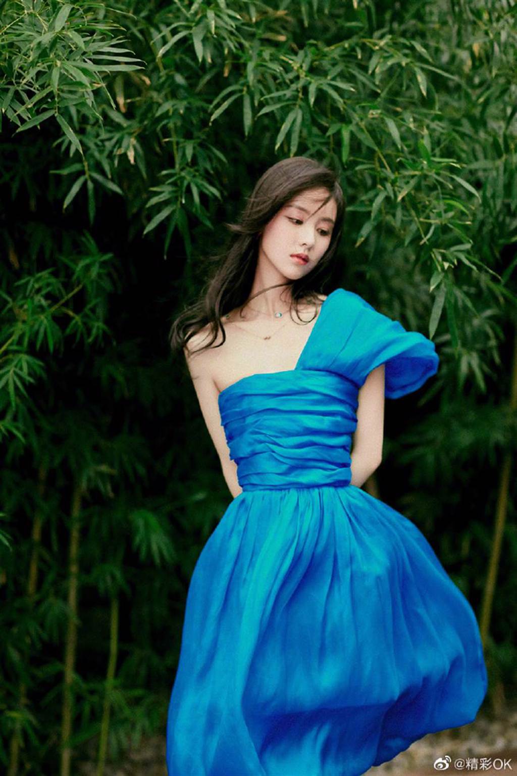 陳都靈身穿一襲明藍色單肩小禮裙亮相2020江山如畫國慶音樂會。（圖／摘自微博@精彩OK）