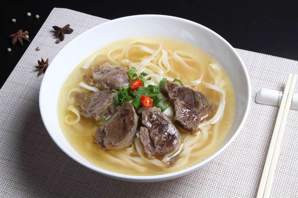 銷魂清燉牛肉麵使用牛大骨及多樣新鮮蔬果文火慢燉數日。（長榮空廚提供）