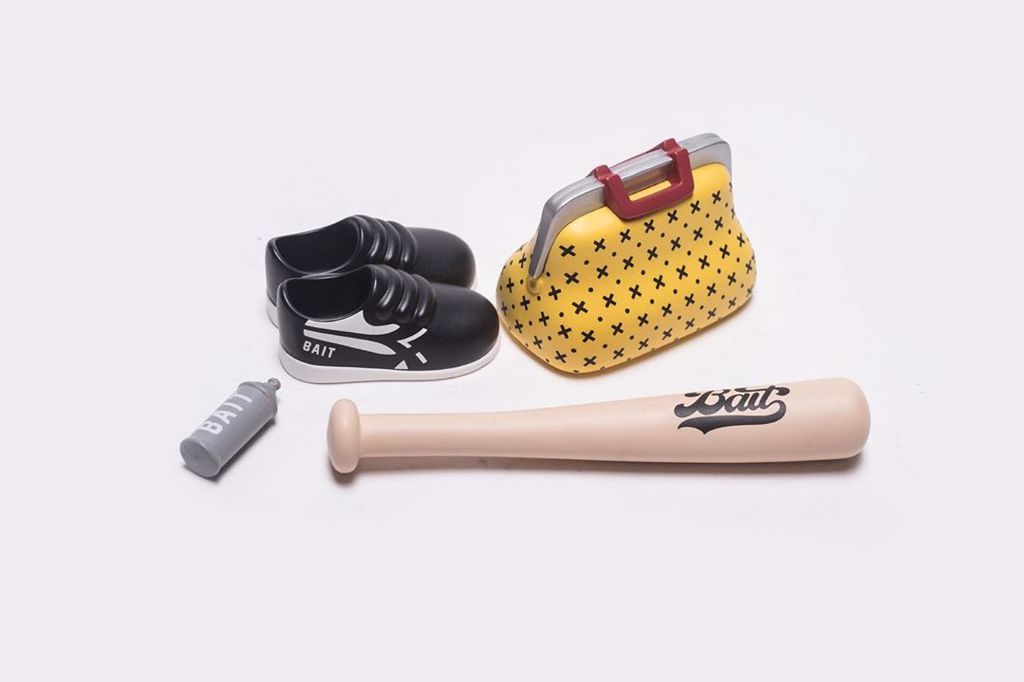 附上球棒、噴漆罐、提袋、球鞋等街頭經典配件（圖 / BAIT 官網）
