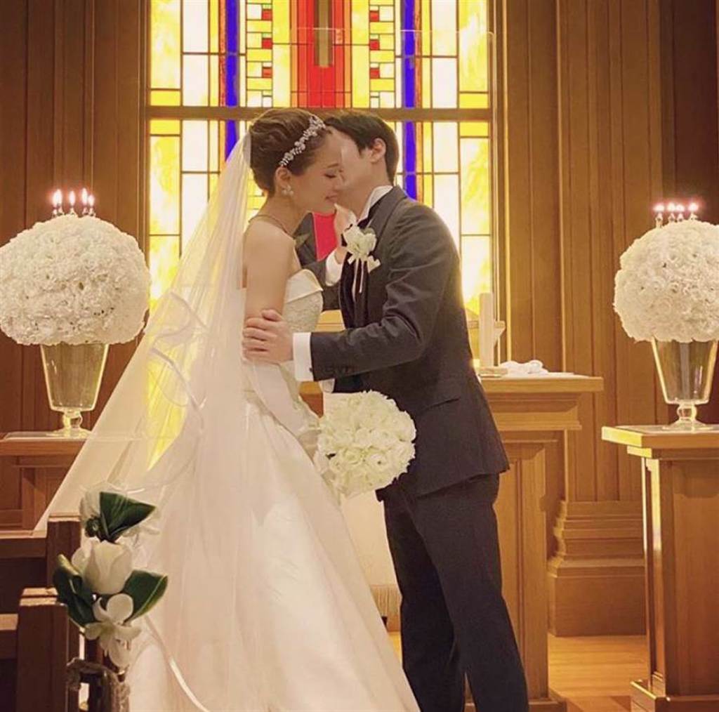 日歌手CHAY（左）舉行婚禮。（Instagram截圖 ＠chay1023_official）