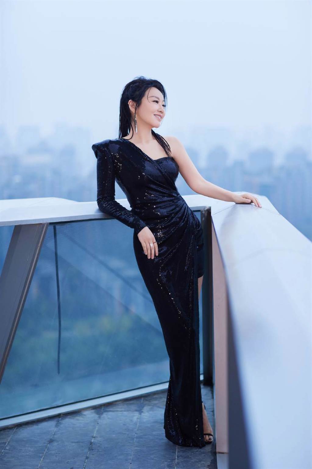 49歲女星閆妮穿上火辣禮服出席電影節活動。（圖／摘自微博@素描闫妮）