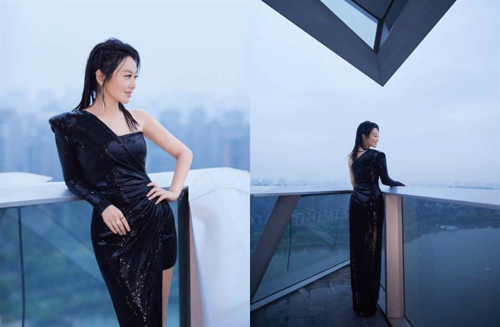 49歲女星閆妮穿上火辣禮服出席電影節活動。（圖／摘自微博@素描闫妮）