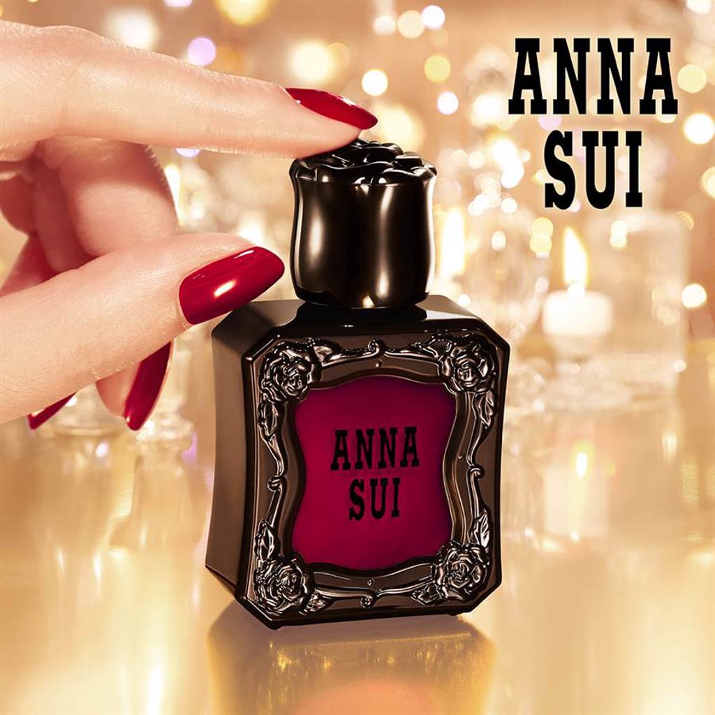 美甲油包裝設計靈感來自於 ANNA SUI 1999 年推出的首款同名香水。（圖／品牌提供）