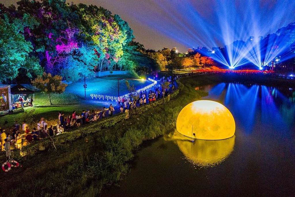 嘉義市北香湖公園正展出「光織影舞」，湖色夜景浪漫，無與倫比。（嘉義市政府提供）