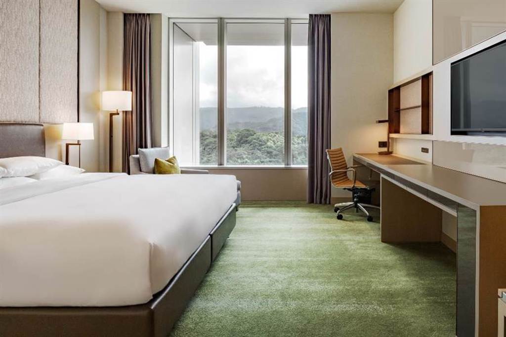 六福萬怡酒店的卓越客房1大床。（六福旅遊集團提供）