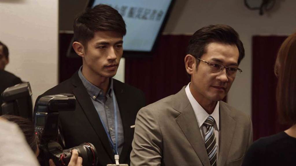 柯叔元（右）以《鏡子森林》入圍亞洲影藝創意大獎最佳男配角，左為梁正群。（民視提供）