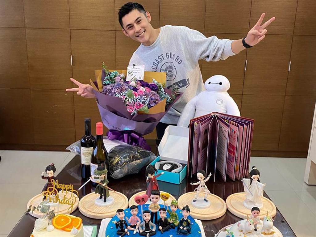 陳奕今過34歲生日，在公司開心整理粉絲們寄來的禮物。（大璽影藝提供）