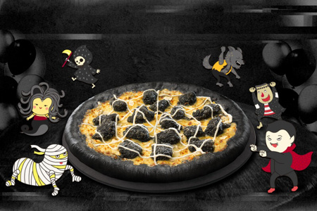超妖獸暗黑料理　必勝客推出萬聖節期間限定「蒜香竹炭雞黑披薩」