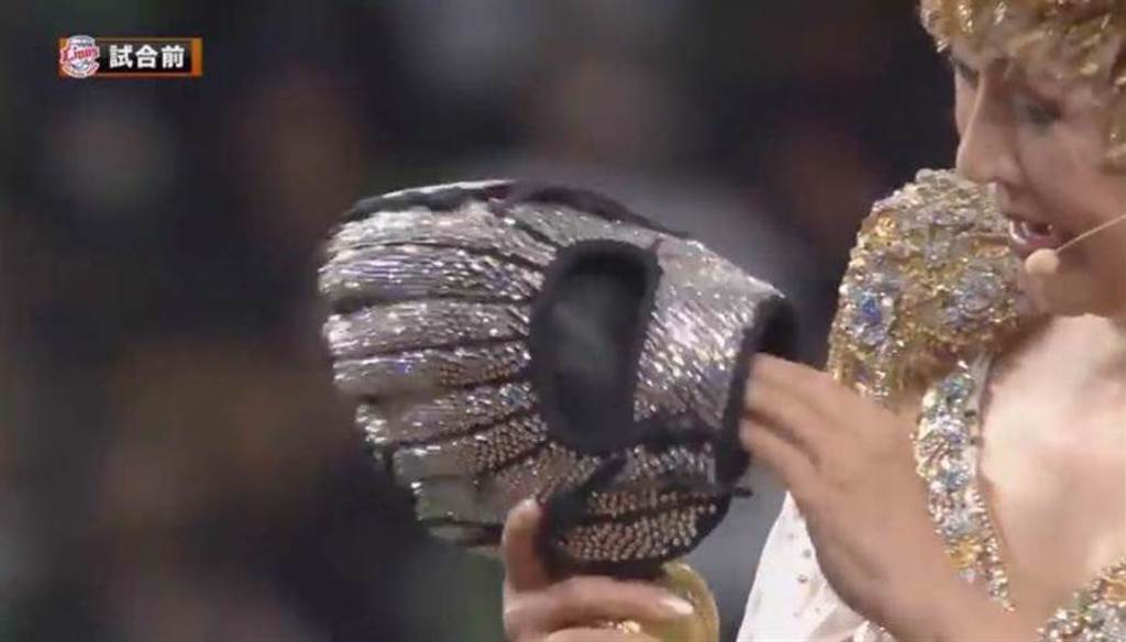 小林幸子17日任日職棒「台灣DAY」開球式嘉賓，鑲銀手套十分華麗。（取材自パーソルYouTube頻道）