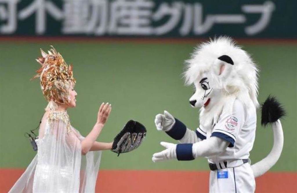 小林幸子（左）17日任日職棒「台灣DAY」開球式嘉賓，將球交給西武獅隊吉祥物「雷歐」。（取材自SPORTS DAILY）