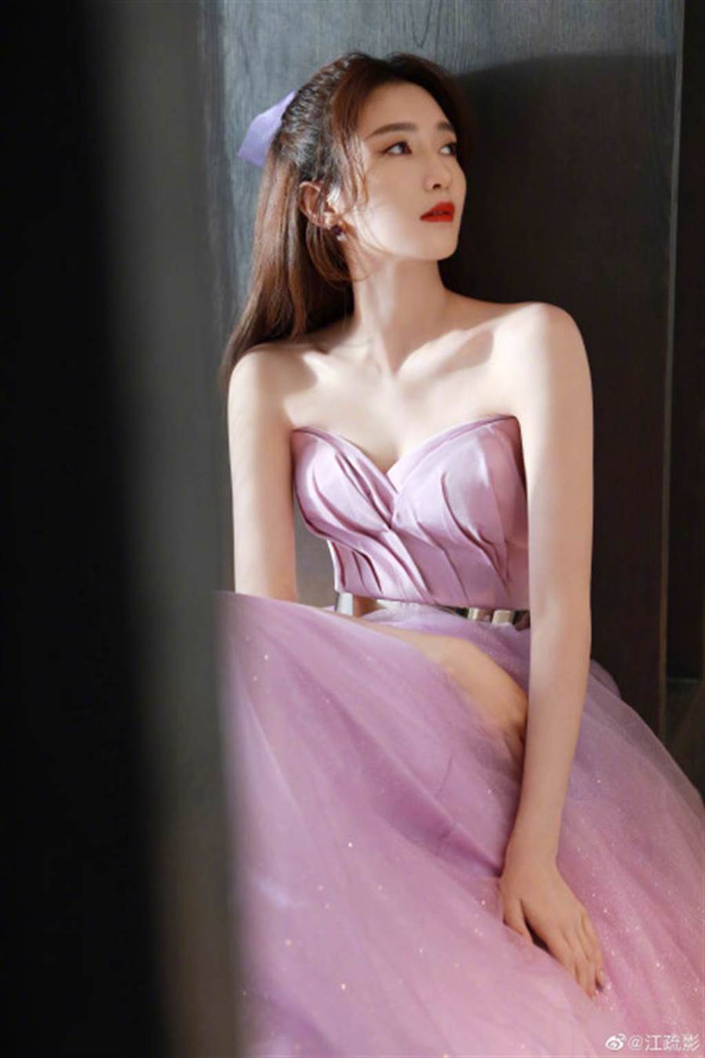 女星江疏影以一身溫柔甜美的紫色閃鑽抹胸紗裙造型出席活動。（圖／摘自微博@江疏影）