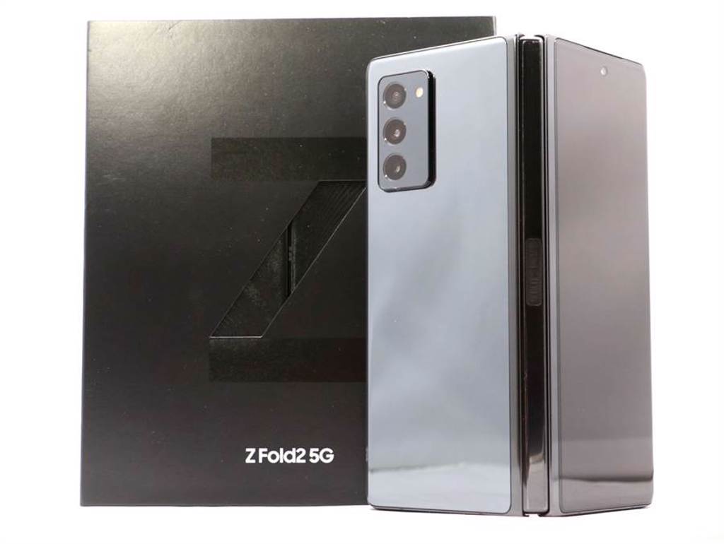 三星Galaxy Z Fold2與包裝盒，包裝盒延續了Galaxy Z系列的風格。(黃慧雯攝) 