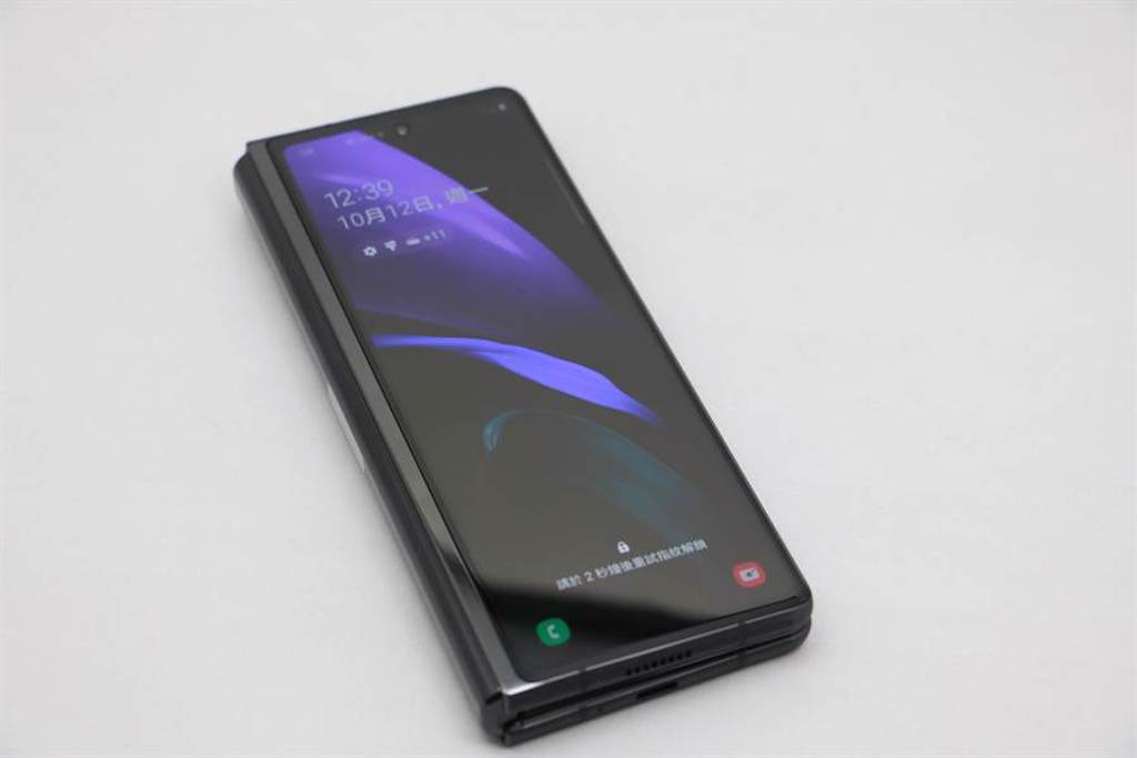 三星Galaxy Z Fold2外螢幕放大至6.2吋，摺疊狀態可如一般手機使用。(黃慧雯攝)