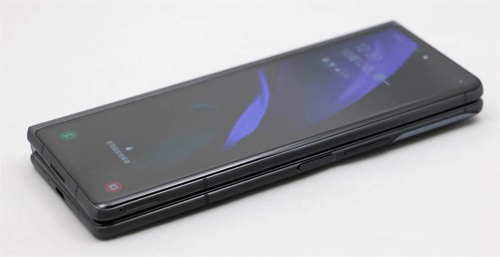三星Galaxy Z Fold2採用電源鍵整合指紋辨識的生物辨識技術。(黃慧雯攝)