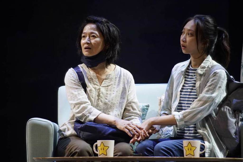 謝瓊煖、陳以恩《與惡》舞台劇中飾演母女。（故事工廠提供）