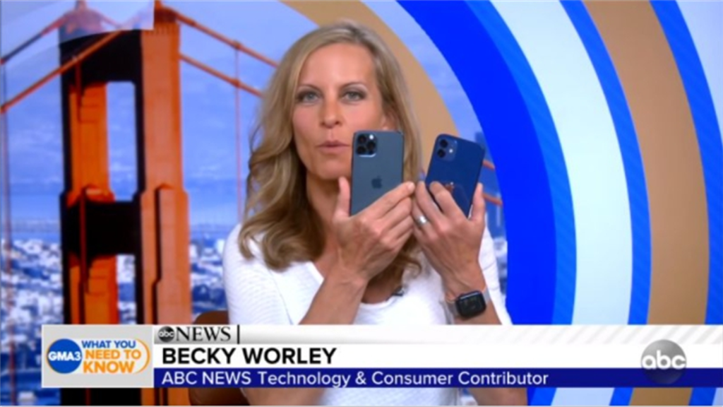 記者日前在《ABC News》「早安美國」節目中搶先展示iPhone 12「藍色」與iPhone 12 Pro「太平洋藍」實體機。（圖／截自Good Morning America/YouTube）