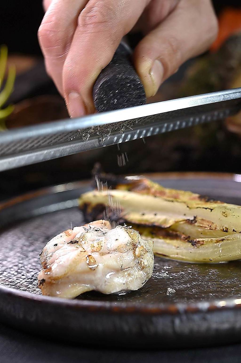 炭烤安康魚除用味增胡麻提味，呈盤時並會現刨鱘魚子增益風味。（圖／姚舜）