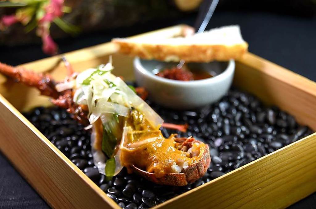 〈炭烤小龍蝦〉是用加了淡菜增 鮮的南洋咖哩醬提味，呈盤時並以茴香沙拉置頂增加口感。（圖／姚舜）