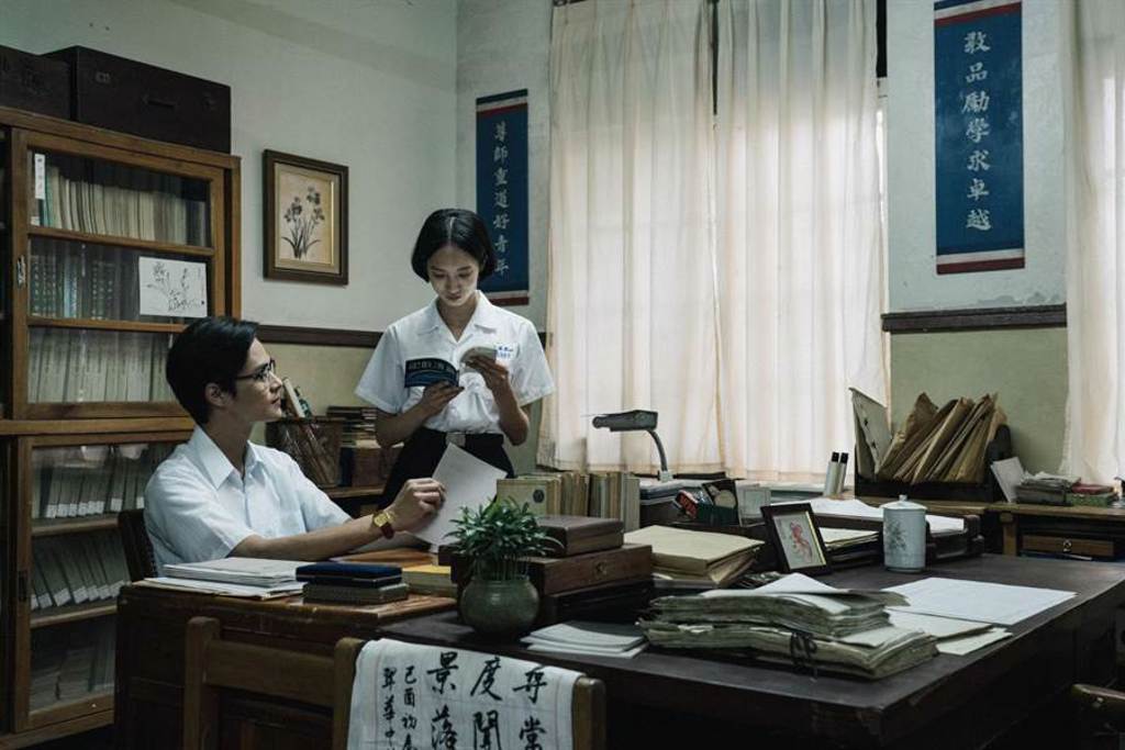 夏騰宏(左)與韓寧(右)在影集中分別飾演張老師與方學姊。（公視提供）