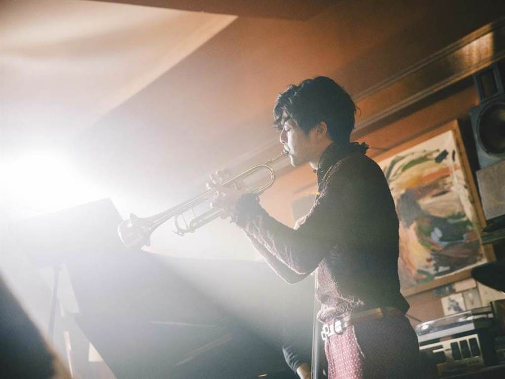 江常輝在音樂喜劇電影《輕鬆搖擺》飾演爵士小號手胡家豪。（凱渥提供）