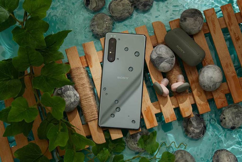 Sony Mobile推出Xperia 1 II鏡湖綠－高效升級版，限量配色鏡湖綠，同步升級12GB RAM記憶體規格。（Sony提供）