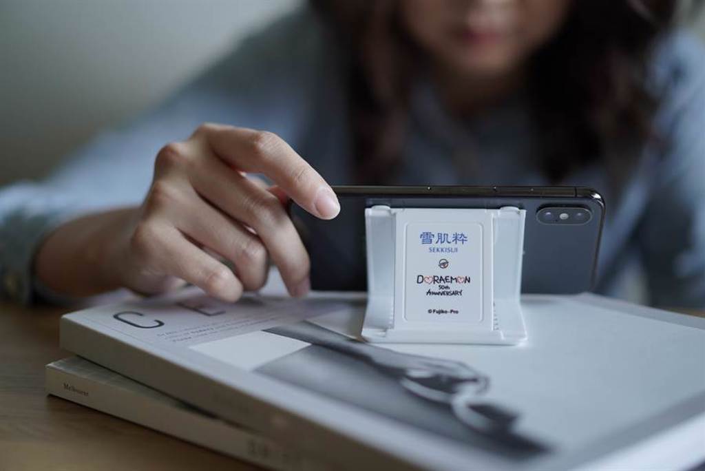雪肌粋和哆啦A夢進行台灣首次聯名，推出雪肌粋哆啦A夢「多角度手機架」與「透明化妝包」兩款贈品。（圖／品牌提供）