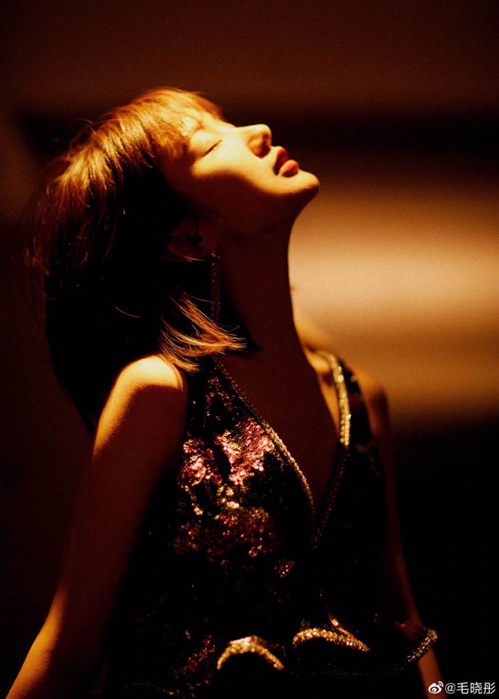 在《三十而已》中飾演「鐘曉芹」一角的女星毛曉彤，穿出性感V字裙大秀雪白酥胸。（圖／摘自微博@毛曉彤）
