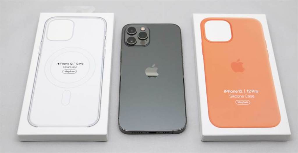 iPhone 12與iPhone 12 Pro系列的MagSafe透明保護殼以及MagSafe矽膠保護殼。（黃慧雯攝）