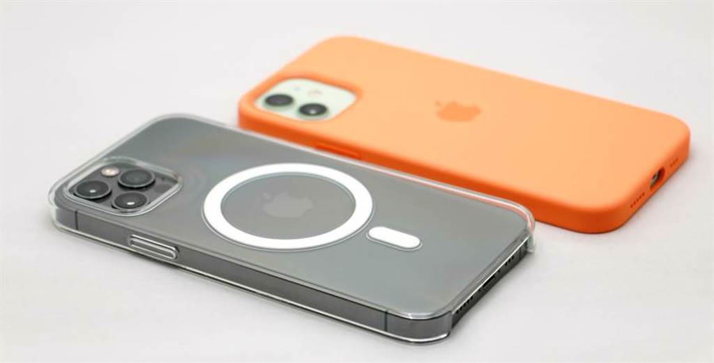 裝上MagSafe透明保護殼的iPhone 12 Pro以及裝上MagSafe矽膠保護殼的iPhone 12。（黃慧雯攝）