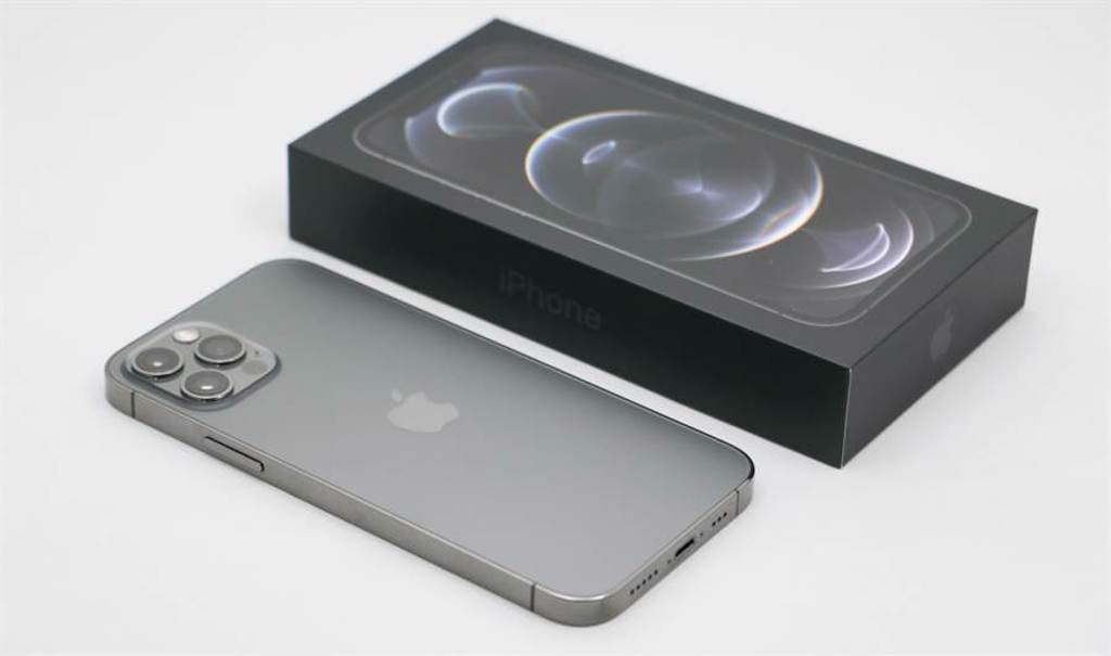iPhone 12 Pro以及包裝盒。iPhone 12 Pro系列的包裝盒與iPhone 11 Pro系列一樣是以黑色系為主。（黃慧雯攝）