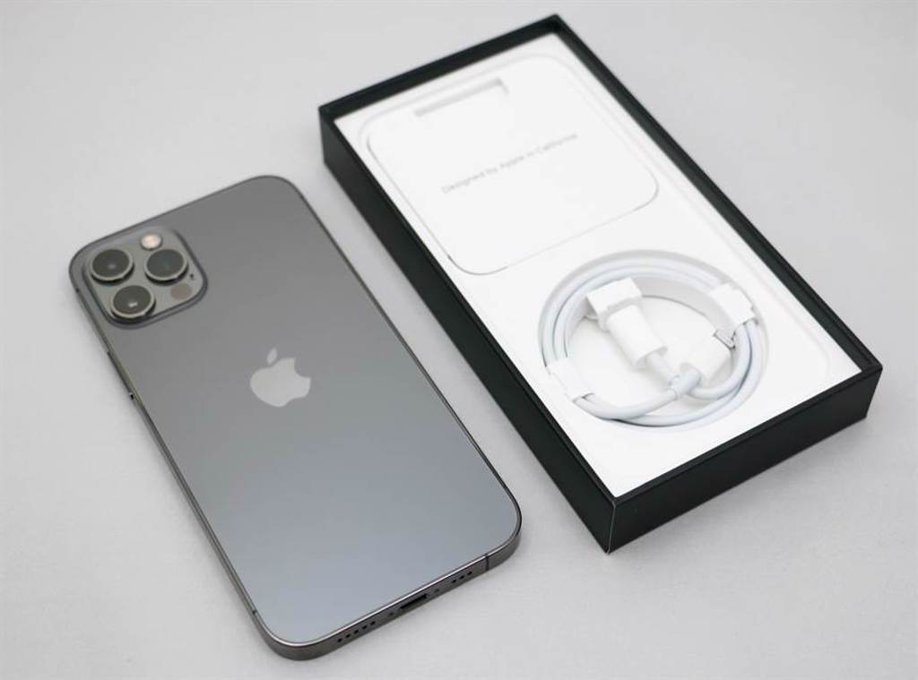 iPhone 12 Pro石墨色以及包裝盒內配件，僅有充電線。（黃慧雯攝）
