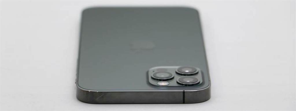iPhone 12 Pro石墨色頂部。（摘自蘋果官網）
