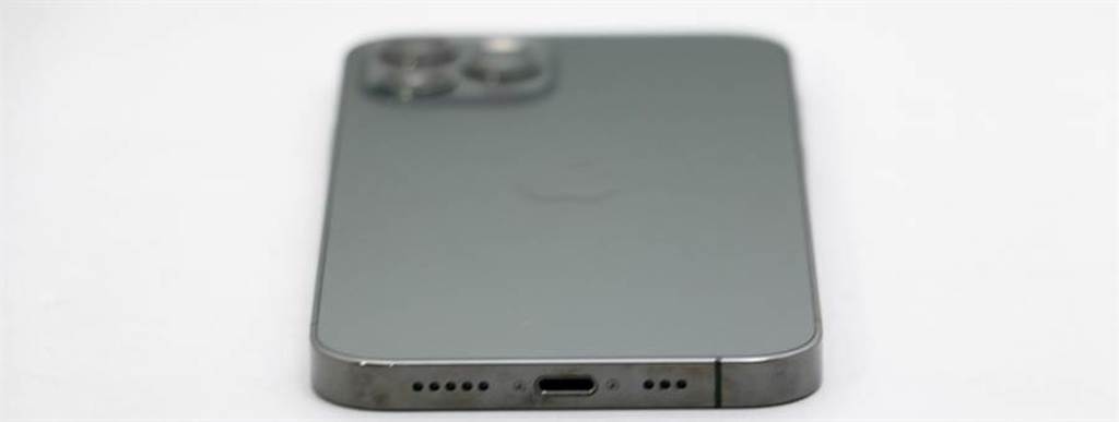 iPhone 12 Pro石墨色底部。（摘自蘋果官網）