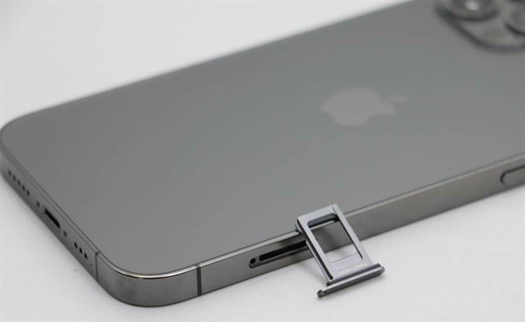 iPhone 12的SIM卡卡槽移到左側，卡槽也是金屬質感，並與機身顏色相同。（摘自蘋果官網）