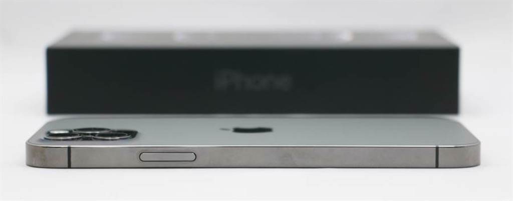 iPhone 12 Pro石墨色與包裝盒。（摘自蘋果官網）