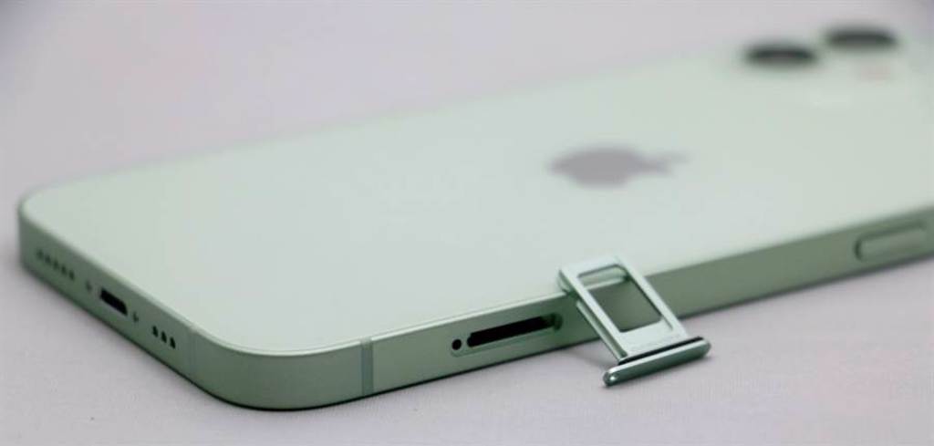 iPhone 12的SIM卡卡槽移到左側，卡槽也是金屬質感帶有綠色。（摘自蘋果官網）
