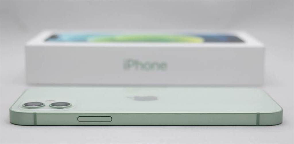 iPhone 12綠色與包裝盒。（摘自蘋果官網）
