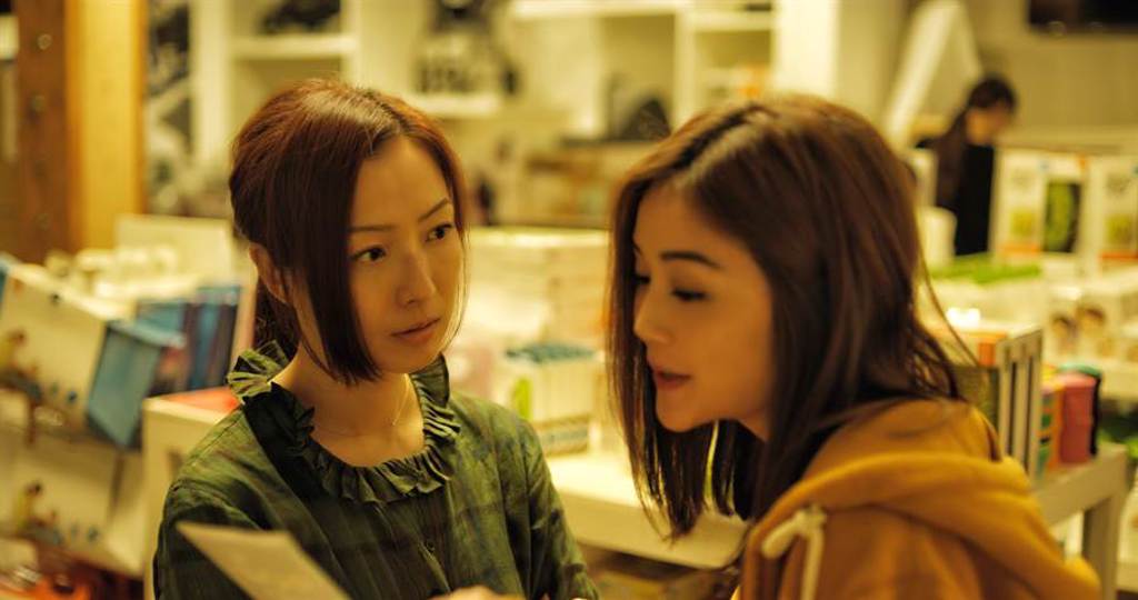 蔡卓妍（阿Sa）和鄭秀文在片中從好閨蜜走向翻臉大吵。（華映娛樂提供）