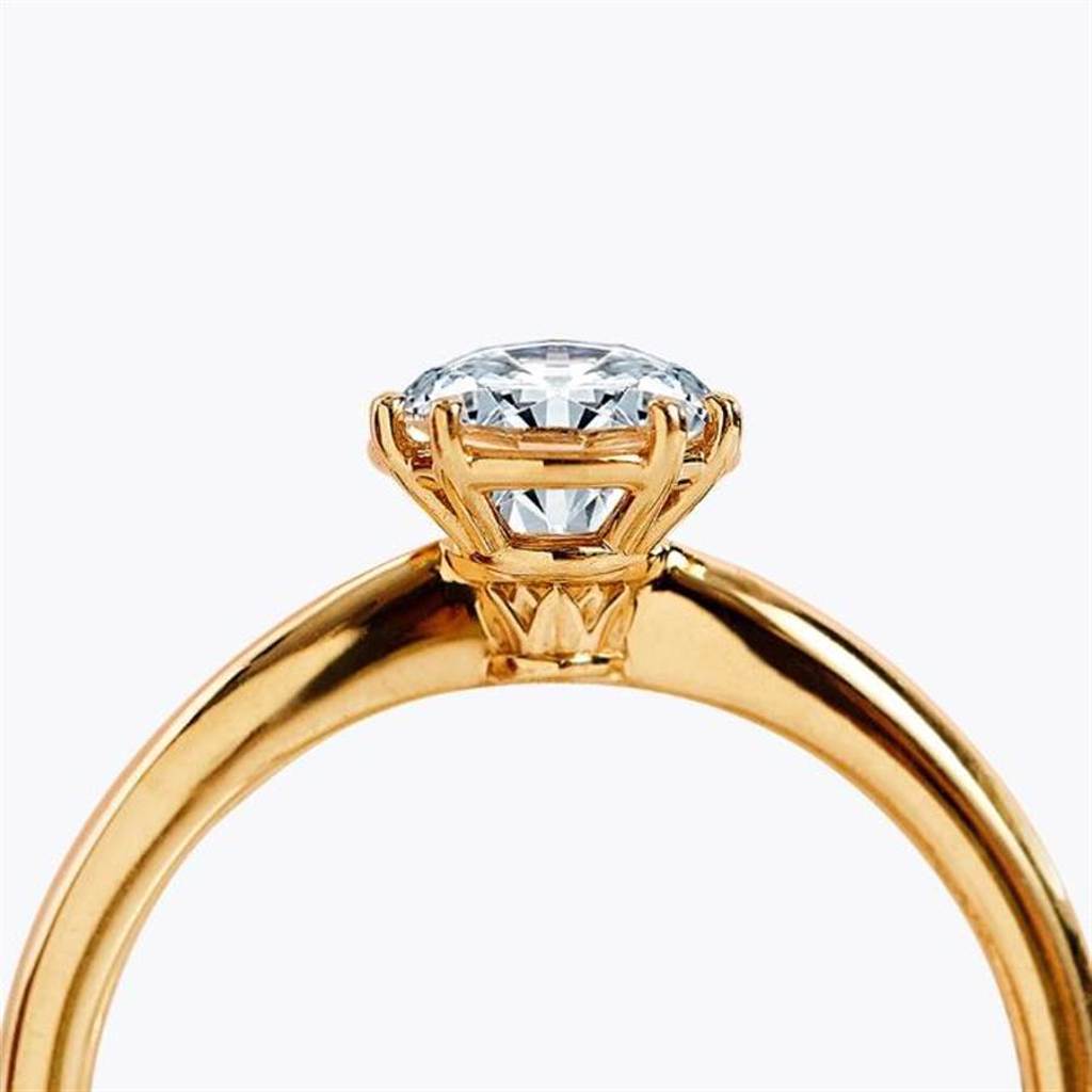 JOY COLORi「堅定愛情」鑽石戒指，主石為1.06克拉鑽石，12萬5000元。（JOY COLORi提供）
