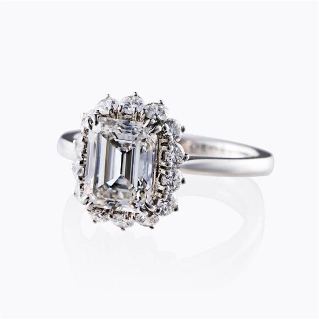 JOY COLORi「榮耀桂冠」鑽石戒指，主石為2.06克拉鑽石，37萬8000元。（JOY COLORi提供）