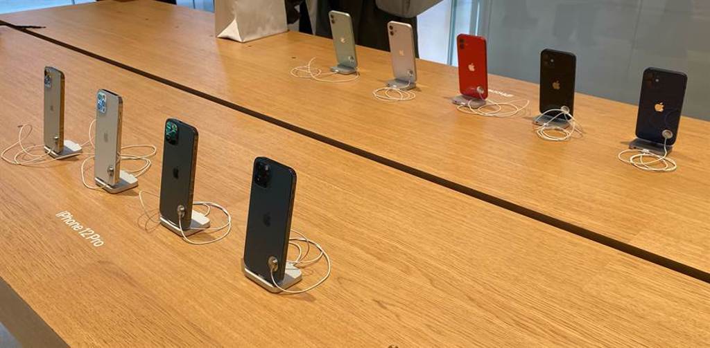 蘋果Apple Store信義A13店內有完整兩桌iPhone 12以及iPhone 12 Pro全色系，等候消費者親自上手體驗。（黃慧雯攝）