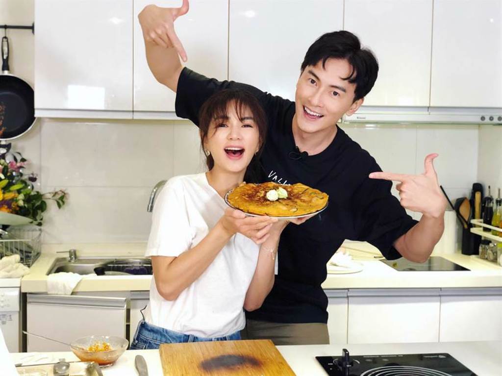 鄭元暢靠著Ella的做菜天份，兩人合力完成韓式海鮮煎餅。（M.I.E.最大國際娛樂提供）