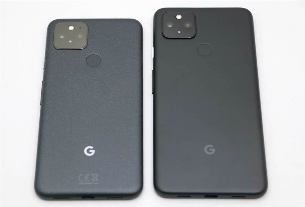 Google Pixel 5(左）以及Pixel 4a 5G機身材質不同。（黃慧雯攝）
