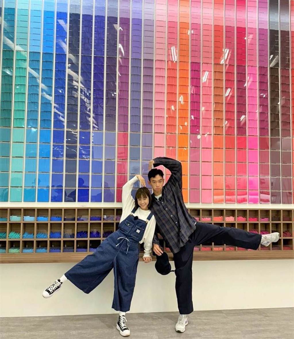 王可元、李佳穎在《我們練愛吧》節目中一起在蠟筆工廠DIY紀念物。（迪克斯娛樂提供）